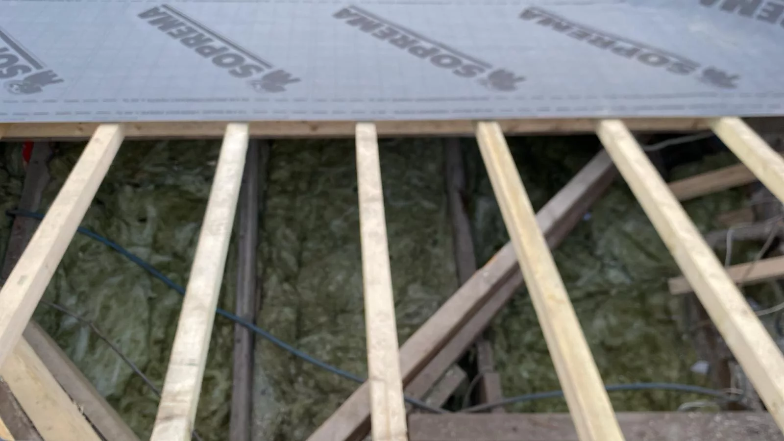 Charpente en bois apparente pendant une rénovation de toiture