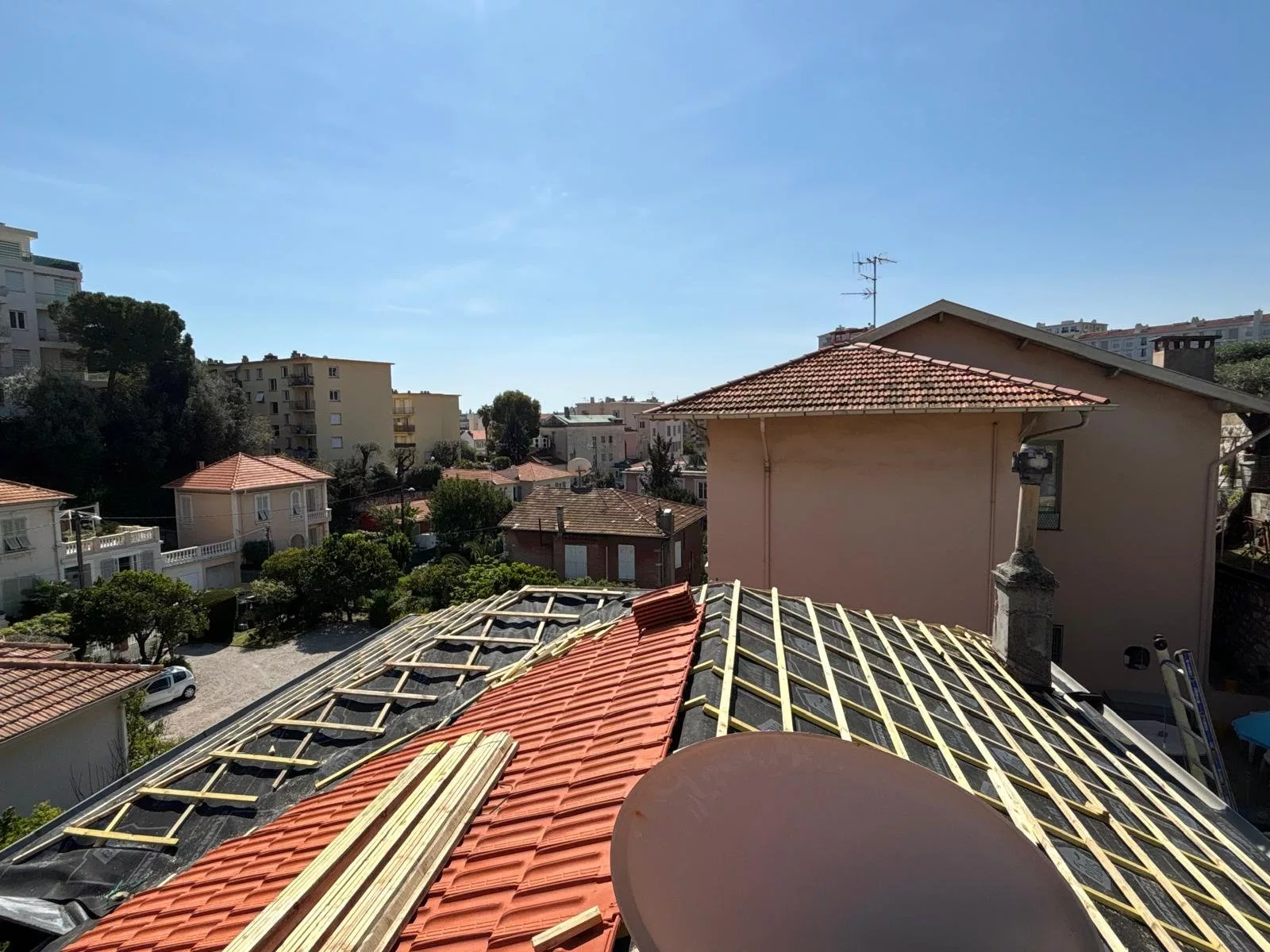 Couvreur inspectant une toiture