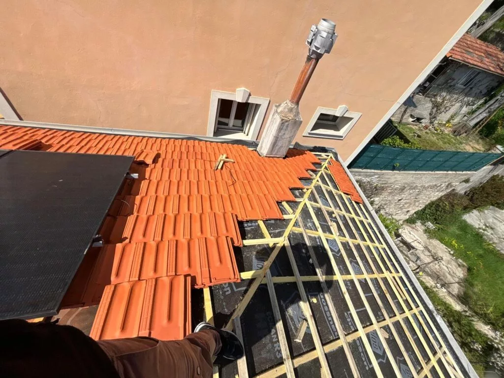 Réfection complète de toiture en cours sur une villa genevoise
