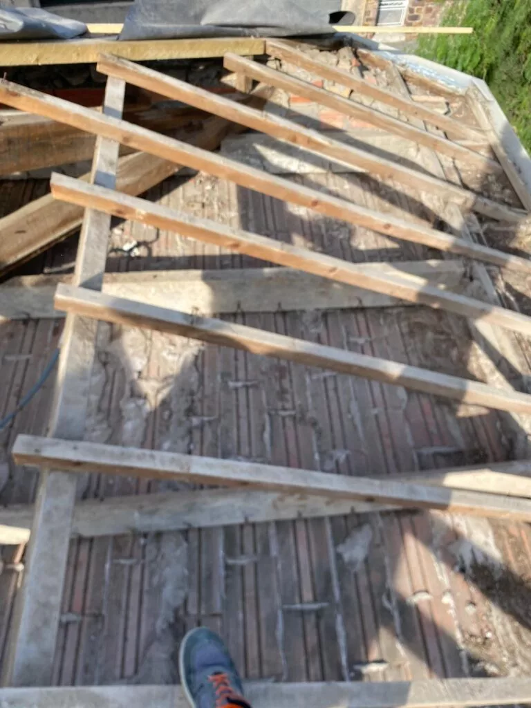 Charpentier travaillant sur une charpente en rénovation