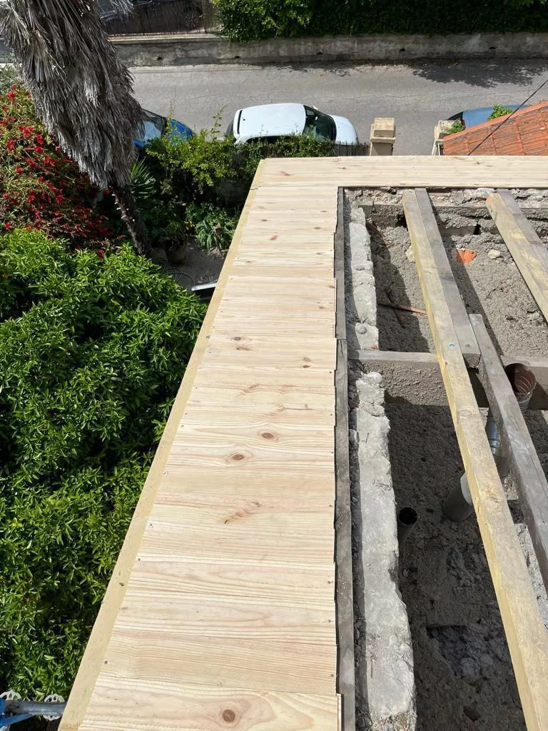 Toiture-terrasse en cours de rénovation d’étanchéité